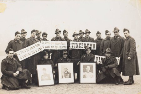 Téléchargez les photos : Photographie d'archives de soldats italiens de la Première Guerre mondiale en pose avant de partir pour le front, avec des signes annonçant leur victoire future. 1939. - en image libre de droit