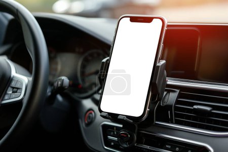Téléchargez les photos : Gadget smartphone moderne monté sur le support de téléphone au tableau de bord de la voiture. Photo de haute qualité - en image libre de droit