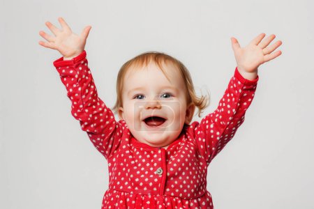 Foto de Un niño alegre con los brazos levantados, expresando felicidad y emoción. Perfecto para momentos alegres. - Imagen libre de derechos