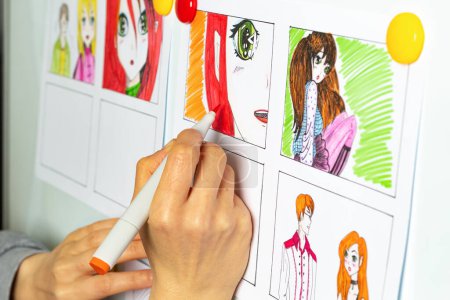Téléchargez les photos : Un artiste dessine un storyboard d'une bande dessinée animée. Style manga. - en image libre de droit