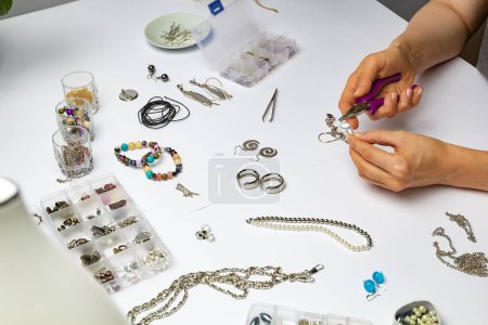 El diseñador hace joyas hechas a mano en el lugar de trabajo.