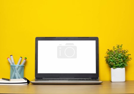 Téléchargez les photos : Ordinateur portable à écran blanc sur fond jaune. - en image libre de droit
