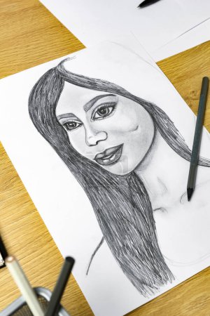 Téléchargez les photos : Portrait d'une belle femme dessiné avec un crayon sur papier blanc - en image libre de droit