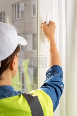 Téléchargez les photos : Réparation d'une poignée de fenêtre sur une fenêtre en plastique. - en image libre de droit