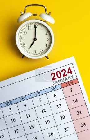 Téléchargez les photos : Horloge et calendrier pour 2024 sur fond jaune. - en image libre de droit