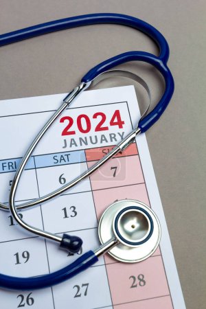 Téléchargez les photos : Concept de médecine. Stéthoscope sur le fond du calendrier pour 2024. - en image libre de droit