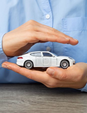 Téléchargez les photos : Concept d'assurance auto et d'épargne mains dans la main. - en image libre de droit