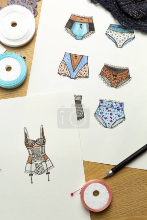 Téléchargez les photos : Esquisses dessinées sur papier de sous-vêtements pour femmes. - en image libre de droit