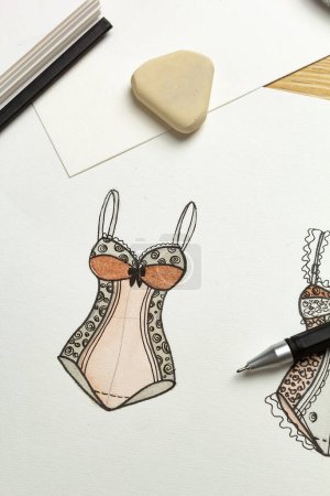 Téléchargez les photos : Esquisses dessinées sur papier de sous-vêtements pour femmes. - en image libre de droit