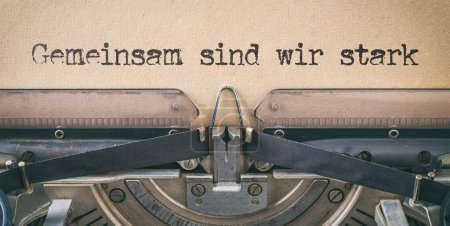 Texto escrito con una máquina de escribir vintage - Juntos somos fuertes en alemán - Gemeinsam sind wir stark