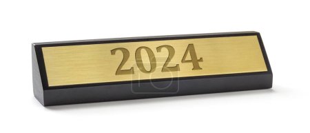 Ein Namensschild auf weißem Hintergrund mit der Gravur 2024