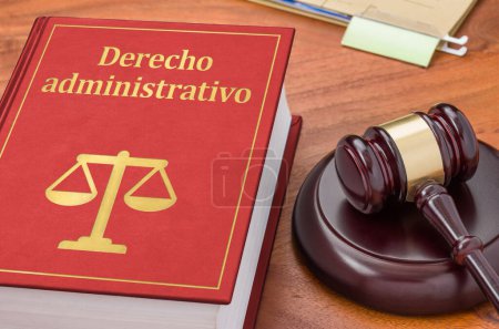 Un libro de leyes con mazo - Derecho administrativo en español
