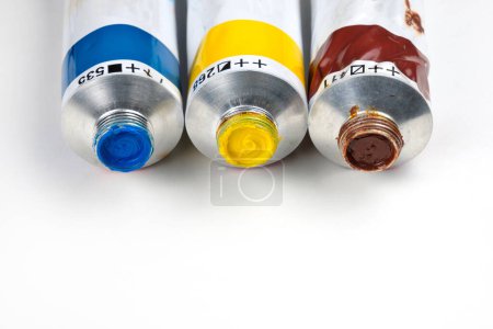Foto de Conjunto de tubos de pintura al óleo sobre una superficie blanca - Imagen libre de derechos