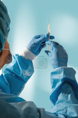 Téléchargez les photos : Un médecin prépare un vaccin contre le coronavirus en seringue pour la vaccination. - en image libre de droit