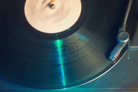 Foto de Retro tocadiscos con un disco de vinilo negro giratorio - Imagen libre de derechos