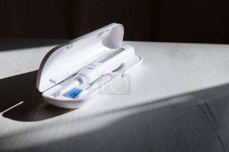 Téléchargez les photos : Electrical white tooth brush in white case. - en image libre de droit