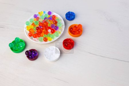Boules colorées d'hydrogel, jeu d'enfants, concept éducatif.