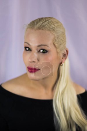 Foto de Retrato de una hermosa mujer rubia con ojos verdes en la cara - Imagen libre de derechos