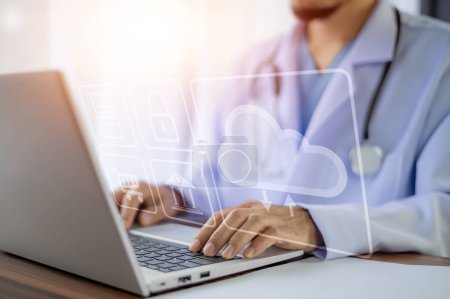 Téléchargez les photos : Médecin utiliser ordinateur connexion serveur base de données patient pour le traitement de la technologie à l'hôpital - en image libre de droit