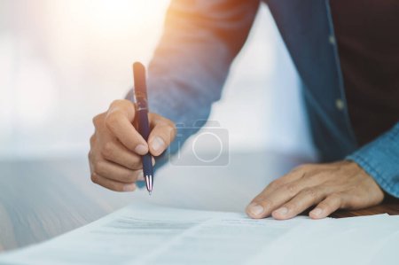 Signe de main rapproché sur le document, signature du cadre du contrat