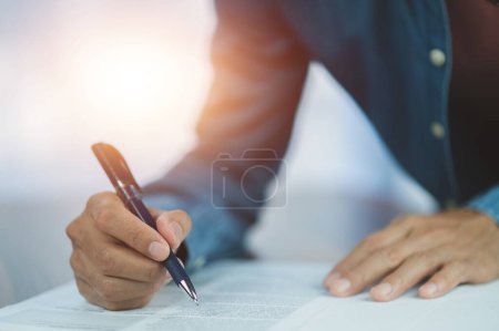 Nahaufnahme Handsignatur auf Dokument, Unterschrift Vertragsvollzieher