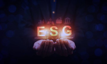 Foto de ESG pantalla visual en mano.ESG gobernanza social ambiental estrategia empresarial concepto de inversión. - Imagen libre de derechos