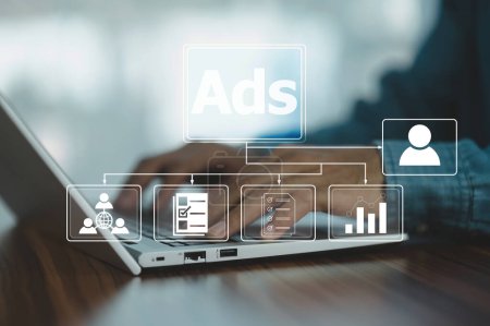 Personas que utilizan anuncios para el concepto de marketing digital, publicidad en línea, anuncio en el sitio web y las redes sociales para el cliente
