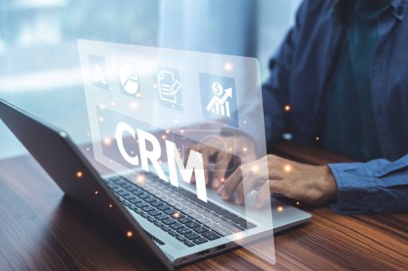 Téléchargez les photos : CRM Customer Relationship Management concept, Homme d'affaires utilisant un logiciel CRM pour le marketing d'entreprise, Gestion de la clientèle. - en image libre de droit