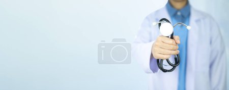 Arzt hält Stethoskop-Kopie Spezifikation Hintergrund Gesundheitswesen medizinisches Konzept.