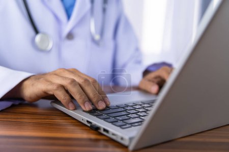 Los médicos utilizan computadoras para registrar los datos del tratamiento en el sistema de almacenamiento de datos del hospital utilizando tecnología moderna.