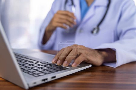 Ärzte verwenden Computer, um Behandlungsdaten mit moderner Technologie in das Datenspeichersystem des Krankenhauses zu speichern.