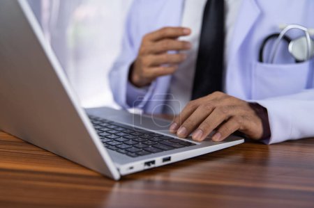 Doctors use computers to record treatment data into the hospital's data storage system using modern technology.