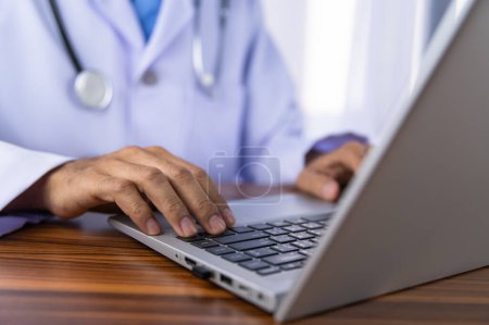 Doctors use computers to record treatment data into the hospital's data storage system using modern technology.