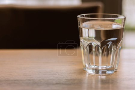 Foto de Un vaso de agua en la mesa. Agua limpia. Concepto de sed. Fondo de pureza. Bebidas frías. Estilos de vida saludables. Bebida limpia. Nutrición saludable. Concepto de frescura. - Imagen libre de derechos