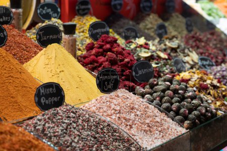 Foto de Pantallas de productos en oferta en el mundialmente famoso mercado de especias en Estambul Turquía - Imagen libre de derechos