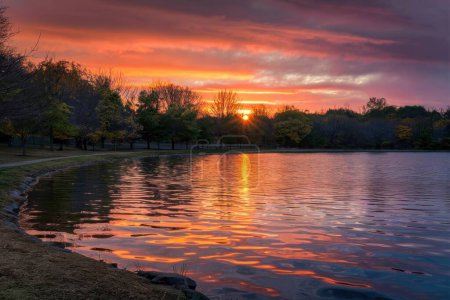 Foto de Puesta de sol sobre el lago. paisaje o fondo de pantalla temática - Imagen libre de derechos