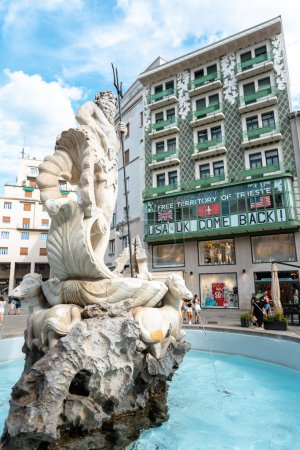 Téléchargez les photos : Fontaine de Neptune Piazza della Borsa à Triest, Italie - en image libre de droit