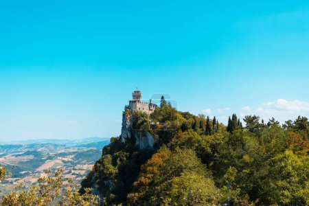 Foto de Seconda Torre - Cesta in the republic San Marino, Italy. Panoramic view with a beautiful fortress, a path over the abyss and greenery around - Imagen libre de derechos
