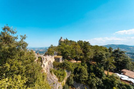 Téléchargez les photos : Seconda Torre - Cesta in the republic San Marino, Italy. Panoramic view with a beautiful fortress, a path over the abyss and greenery around - en image libre de droit