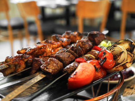 Téléchargez les photos : Photographie partiellement déconcentrée de kebabs sur fond flou. - en image libre de droit