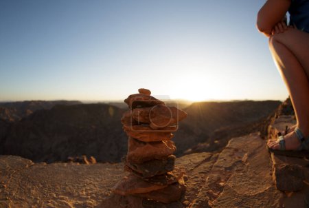 Foto de Pirámide de piedras en una hermosa puesta de sol en las montañas - Imagen libre de derechos