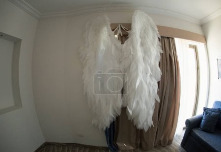 alas de ángel colgando en las cortinas de la habitación, alas para un brote temático, carnaval