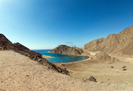 Foto de Hermosa bahía en Egipto en el Sinaí, aguas cristalinas y montañas, país árabe, naturaleza y hermosa vista - Imagen libre de derechos