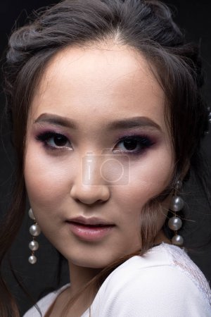 Téléchargez les photos : Kazakh mannequin fille de mode, portrait asiatique. Gros plan - en image libre de droit