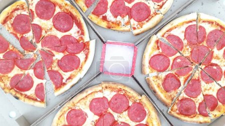 Téléchargez les photos : Vue du dessus de quatre pizzas ensemble, vue du dessus - en image libre de droit