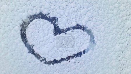 Foto de Corazón en la nieve, espacio de copia. Concepto de amor - Imagen libre de derechos