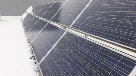 Téléchargez les photos : Vue des cellules solaires en hiver, concept d'éco-énergie - en image libre de droit