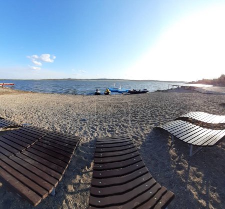 Foto de Chaise salones en la playa de arena en el soleado día de verano. - Imagen libre de derechos