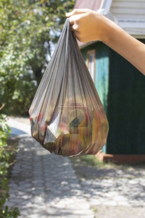 Foto de Sostiene la basura, los residuos, la bolsa de reciclaje de basura con basura - Imagen libre de derechos
