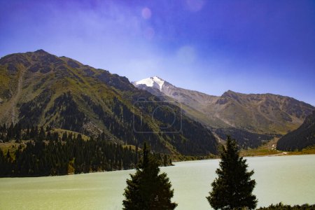 Téléchargez les photos : Paysage de montagne à Almaty, ciel bleu et forêt - en image libre de droit